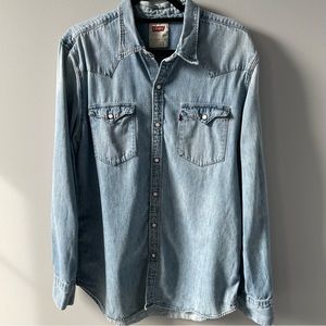 Levi’s Men’s Chambray Long Sleeve Button Down Shirt